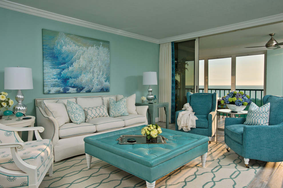 Idée de décoration pour une grande salle de séjour marine ouverte avec parquet clair et un mur bleu.