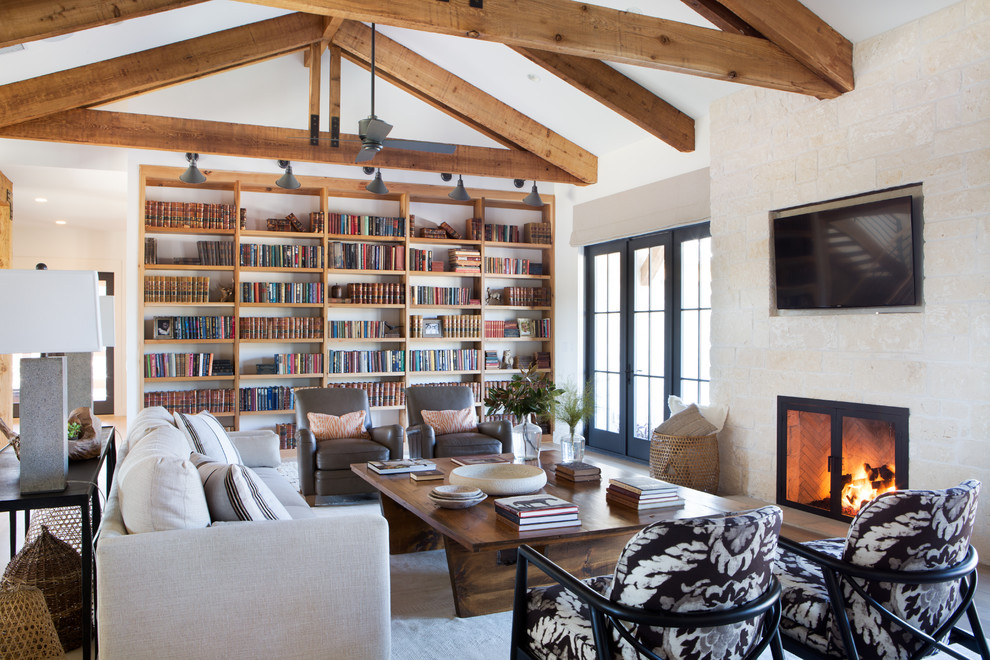 Foto de sala de estar con biblioteca campestre con todas las chimeneas y televisor colgado en la pared