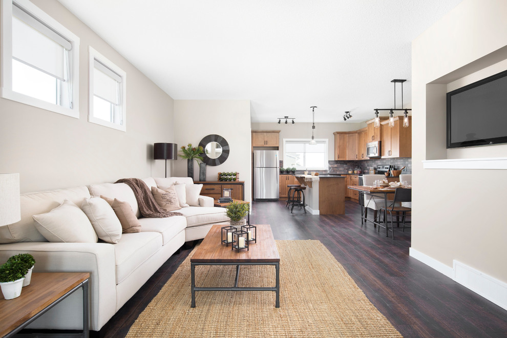 Foto di un soggiorno design di medie dimensioni e aperto con pareti beige, pavimento in legno massello medio e TV a parete