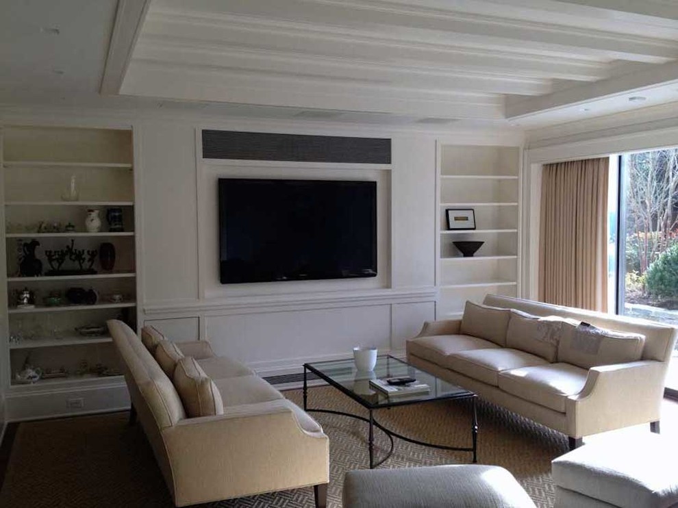 Idee per un soggiorno tradizionale con pareti bianche, moquette, camino classico e TV a parete