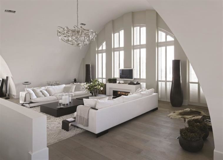 Inspiration pour une grande salle de séjour design ouverte avec un mur blanc, parquet foncé, une cheminée ribbon, un téléviseur indépendant et un manteau de cheminée en béton.