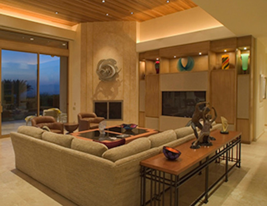 Cette image montre une salle de séjour traditionnelle avec un mur beige, une cheminée d'angle et un téléviseur encastré.