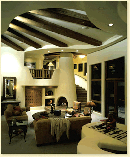 Mediterranes Wohnzimmer mit beiger Wandfarbe und Kamin in Phoenix