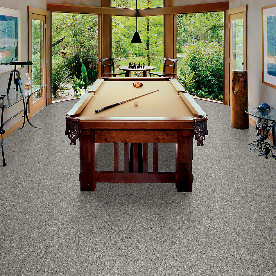 На фото: большая изолированная комната для игр в стиле модернизм с бежевыми стенами и ковровым покрытием без камина, телевизора с