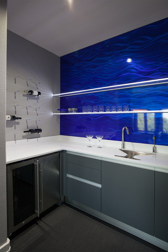 Mittelgroßes, Offenes Modernes Wohnzimmer ohne Kamin mit Hausbar, grauer Wandfarbe, Keramikboden und TV-Wand in Dallas