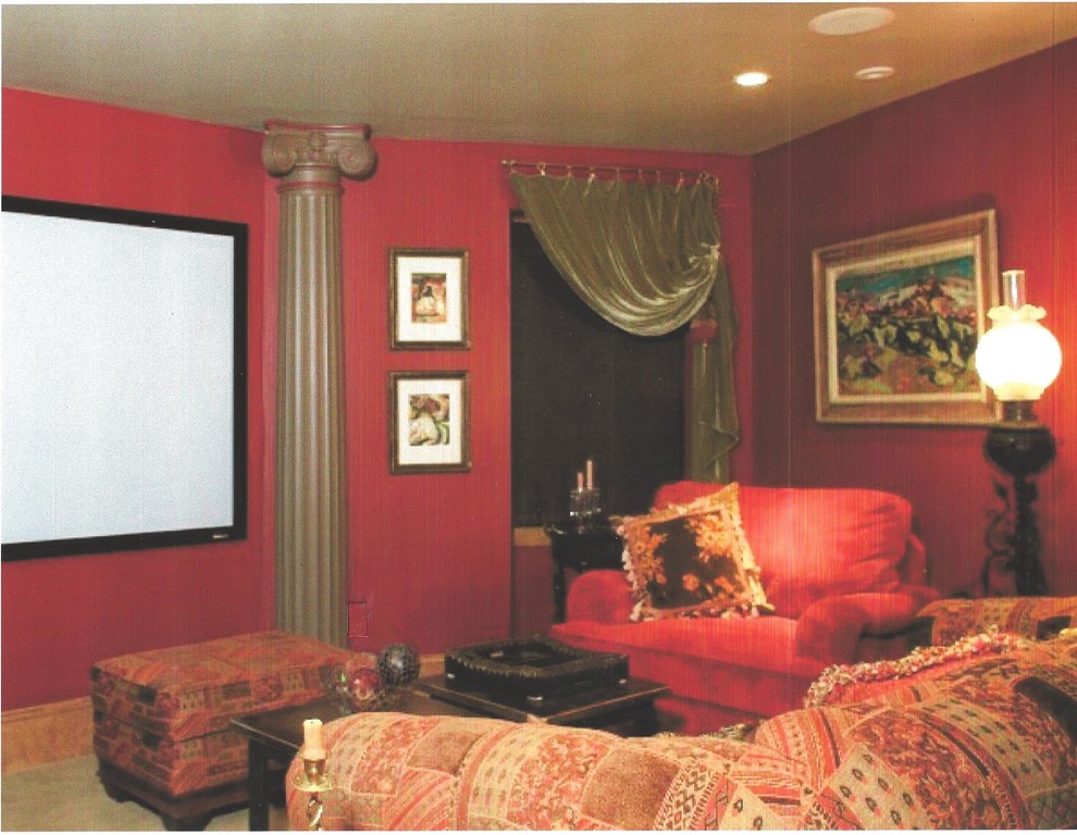 Idée de décoration pour une petite salle de séjour tradition fermée avec un mur rouge, moquette et un téléviseur encastré.