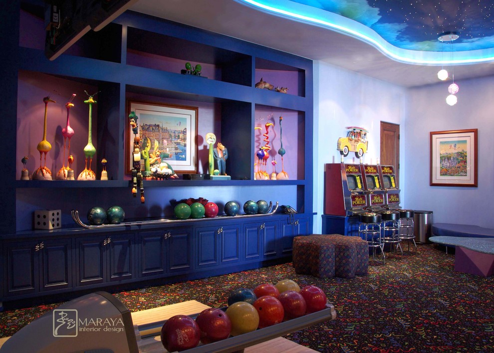 Diseño de sala de juegos en casa abierta bohemia extra grande sin chimenea con pared multimedia, paredes azules, moqueta y marco de chimenea de piedra