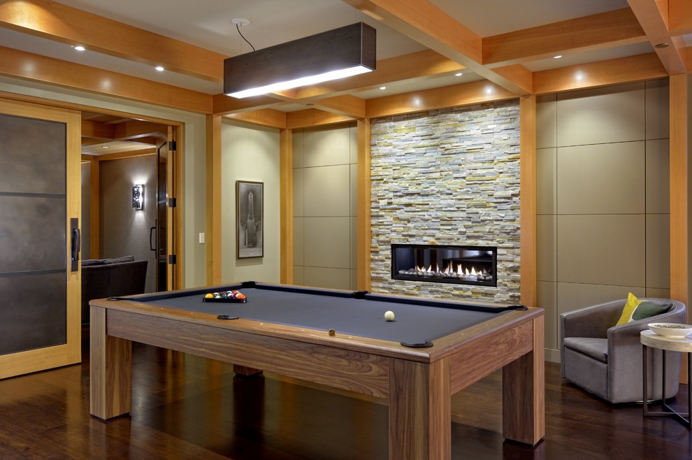 Ejemplo de sala de juegos en casa rústica con suelo de madera oscura