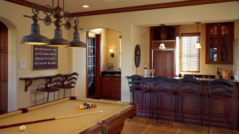 Diseño de sala de juegos en casa de estilo americano extra grande con suelo de baldosas de cerámica