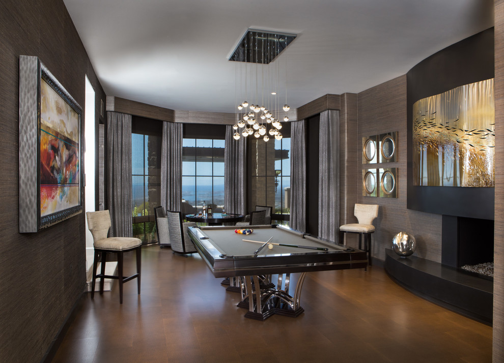 Идея дизайна: изолированная комната для игр в средиземноморском стиле с коричневым полом и коричневыми стенами