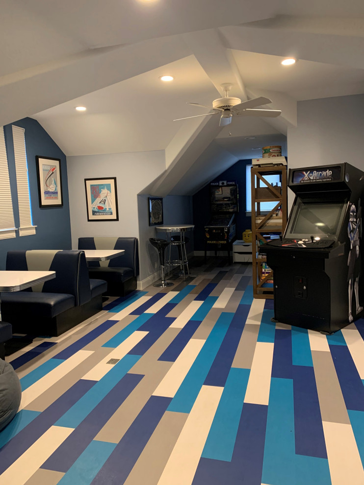 Идея дизайна: изолированная комната для игр среднего размера в стиле неоклассика (современная классика) с синими стенами, полом из винила и синим полом