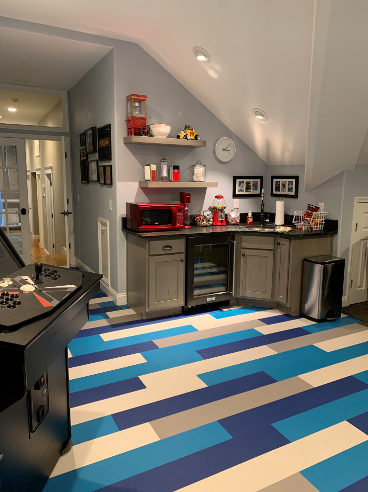 На фото: изолированная комната для игр среднего размера в стиле неоклассика (современная классика) с синими стенами, полом из винила и синим полом