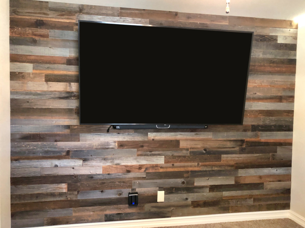 Imagen de sala de juegos en casa abierta rural de tamaño medio con paredes grises y televisor colgado en la pared