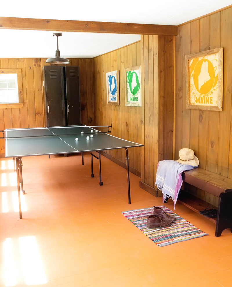 Immagine di un soggiorno rustico con sala giochi
