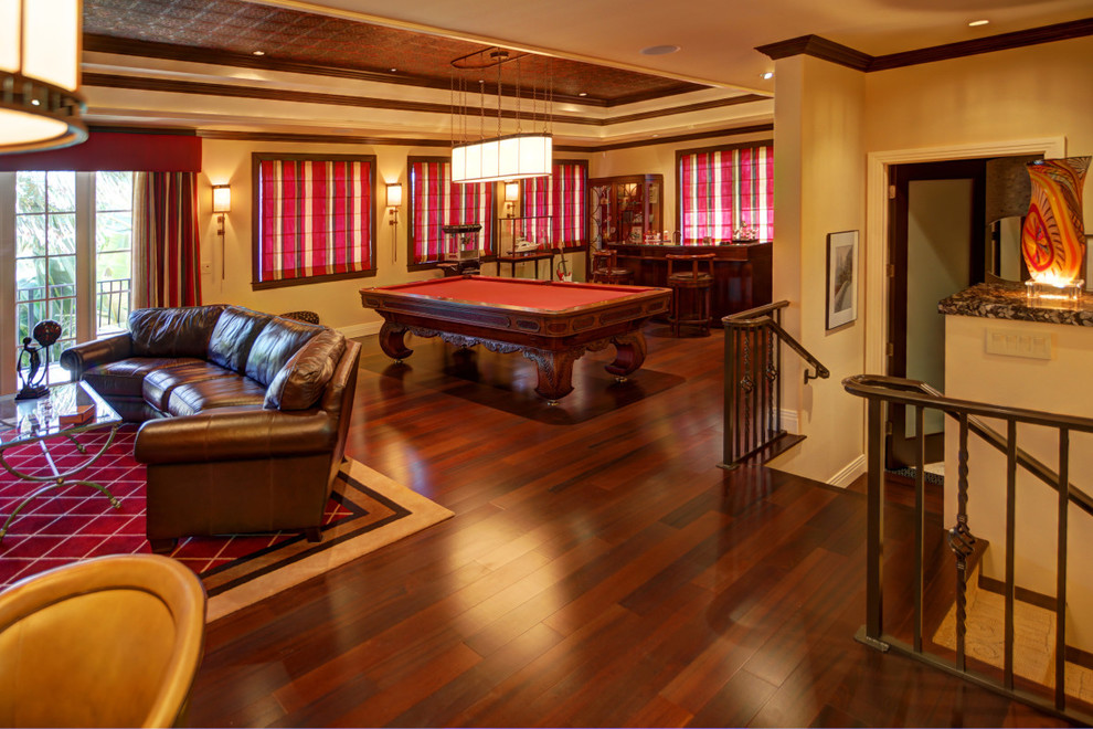 Immagine di un grande soggiorno rustico stile loft con sala giochi, pareti gialle, pavimento in legno massello medio, nessun camino, cornice del camino in legno e nessuna TV