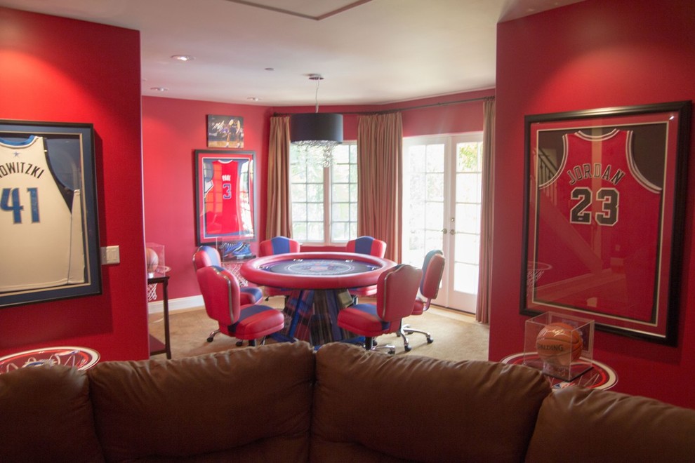 Cette image montre une grande salle de séjour design ouverte avec salle de jeu, un mur rouge, un téléviseur fixé au mur et moquette.