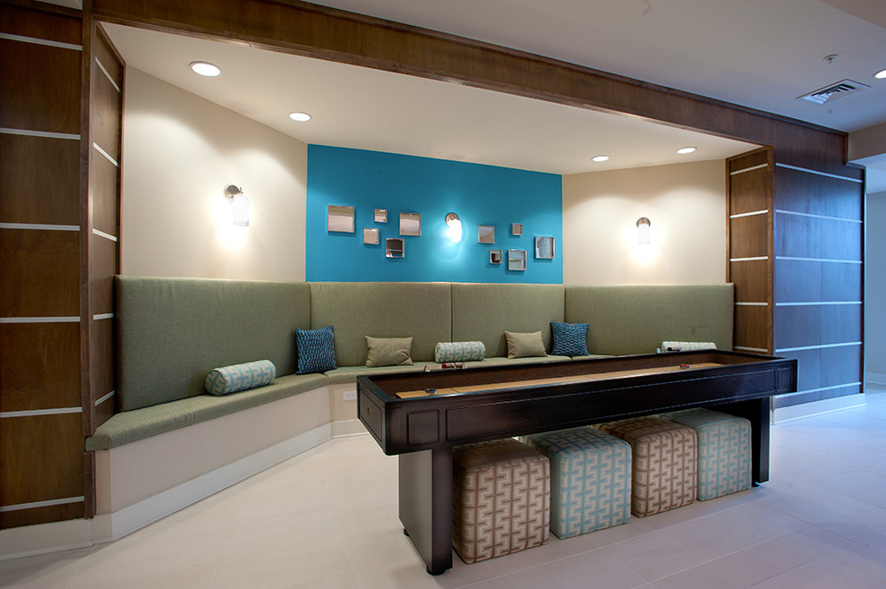 Großer, Offener Moderner Hobbyraum ohne Kamin mit TV-Wand, beiger Wandfarbe, Keramikboden und beigem Boden in Los Angeles