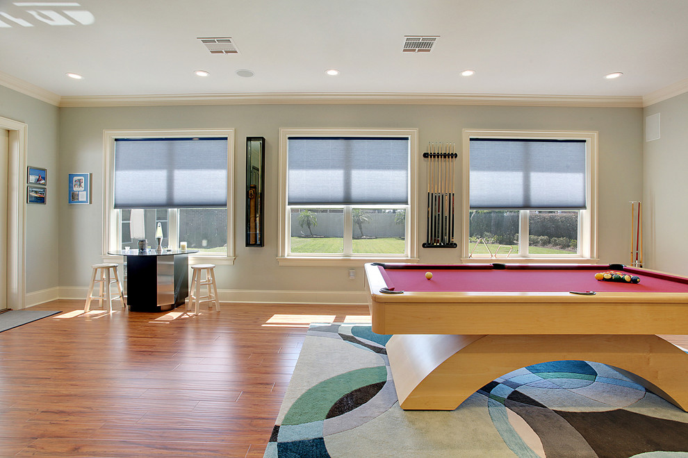 Imagen de sala de estar contemporánea con suelo de madera en tonos medios