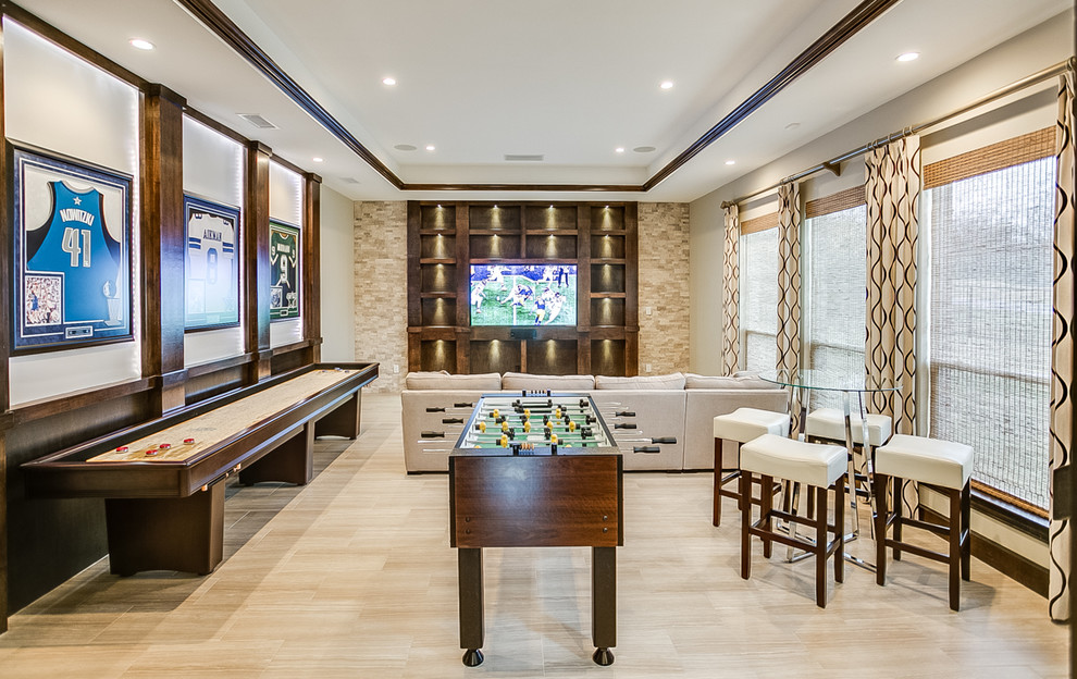 Großer, Abgetrennter Moderner Hobbyraum ohne Kamin mit beiger Wandfarbe, hellem Holzboden, Multimediawand und beigem Boden in Dallas