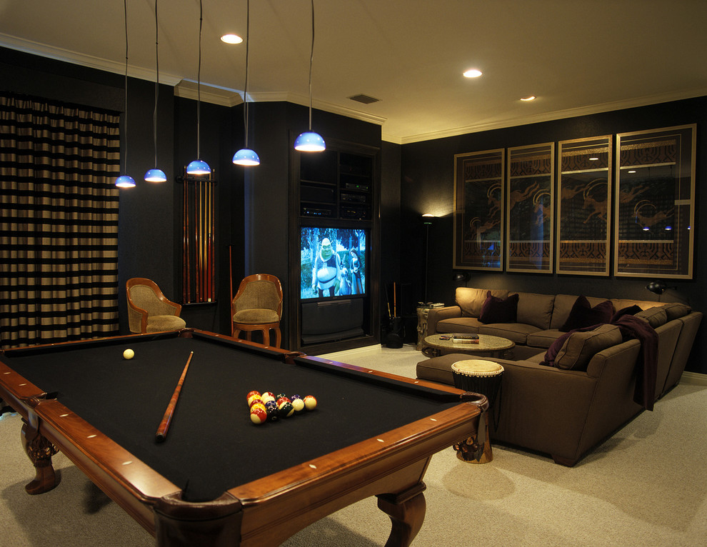 Cette photo montre une grande salle de séjour moderne fermée avec salle de jeu, un mur bleu, moquette, un téléviseur encastré, aucune cheminée et un sol beige.