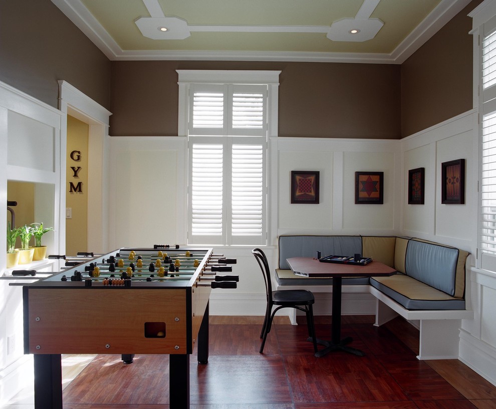 Aménagement d'une salle de séjour classique fermée avec salle de jeu, un mur marron et parquet foncé.