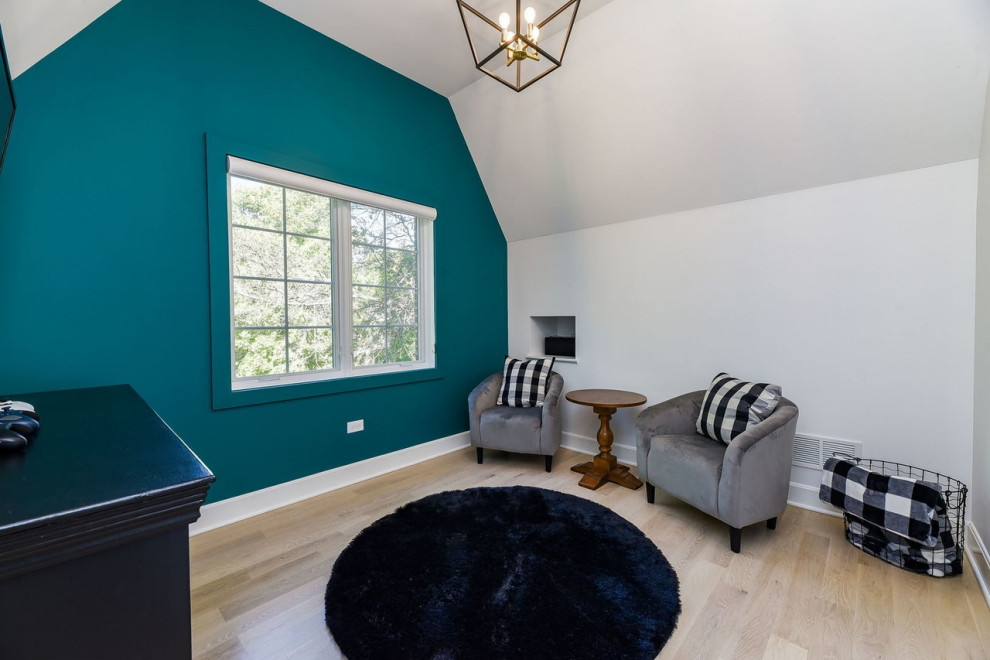 Inspiration pour une salle de séjour traditionnelle de taille moyenne et fermée avec un mur vert, parquet clair, un sol marron et un plafond voûté.