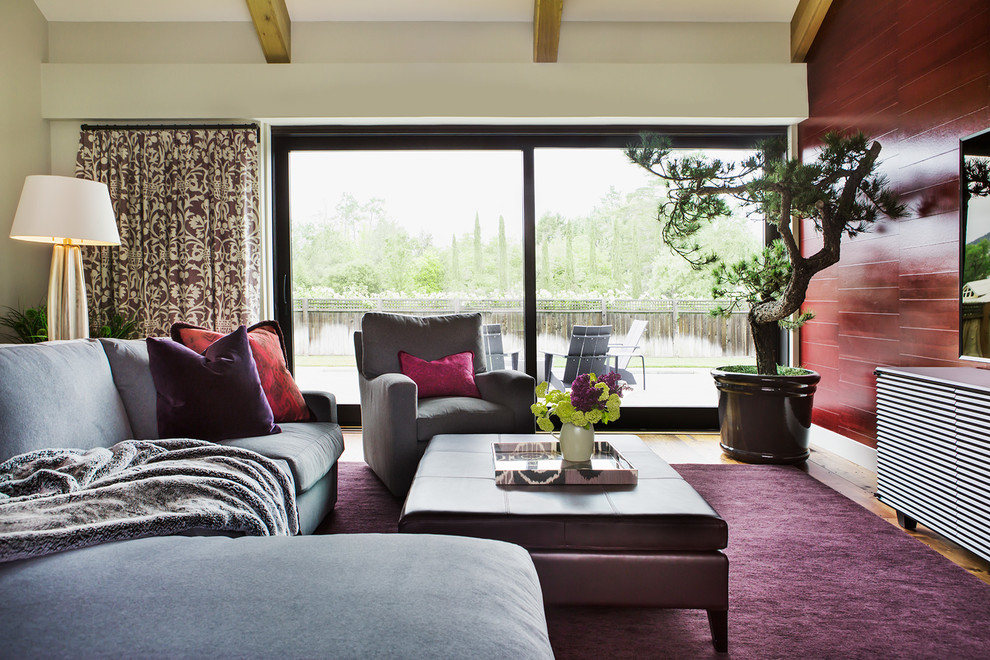 Immagine di un soggiorno country di medie dimensioni e chiuso con pareti bianche, parquet scuro, TV autoportante e tappeto