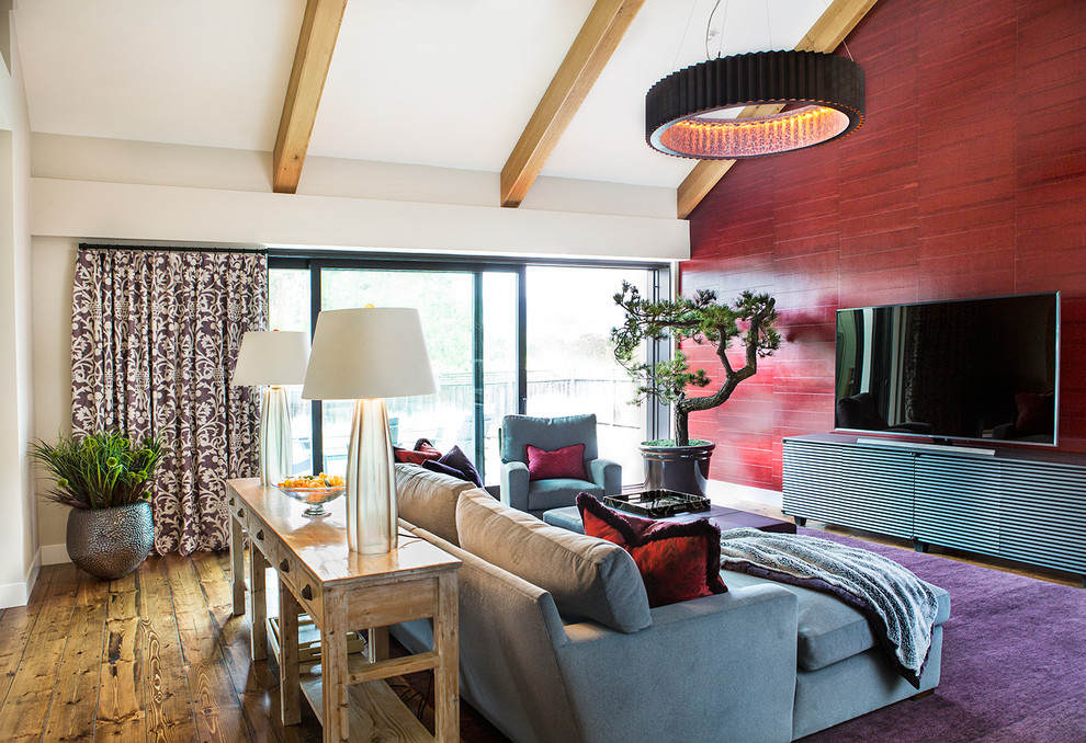 Immagine di un soggiorno country di medie dimensioni e chiuso con pareti rosse, pavimento in legno massello medio e TV autoportante