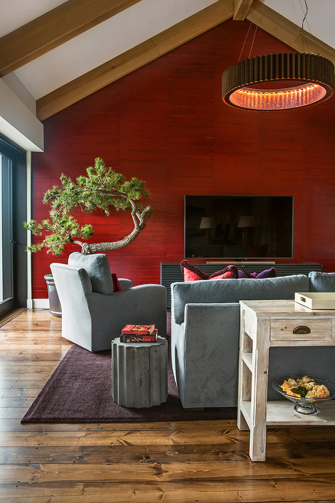 Immagine di un soggiorno chic di medie dimensioni e chiuso con pareti rosse, parquet scuro, nessun camino e TV autoportante