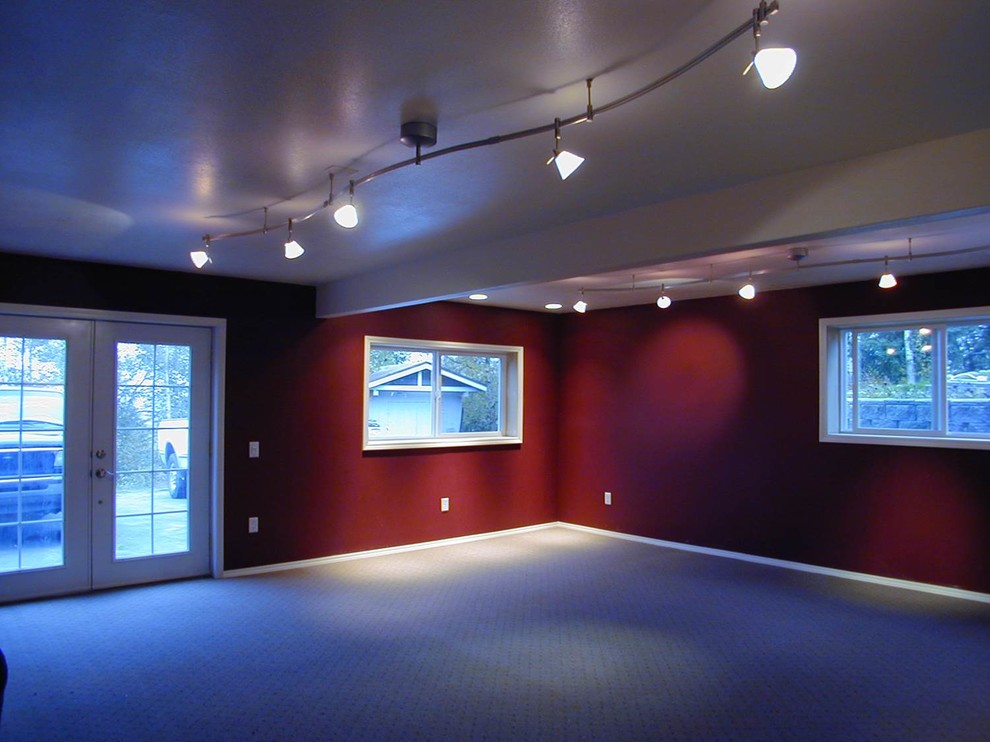 Diseño de sala de juegos en casa cerrada contemporánea de tamaño medio sin chimenea y televisor con paredes rojas, moqueta y suelo beige