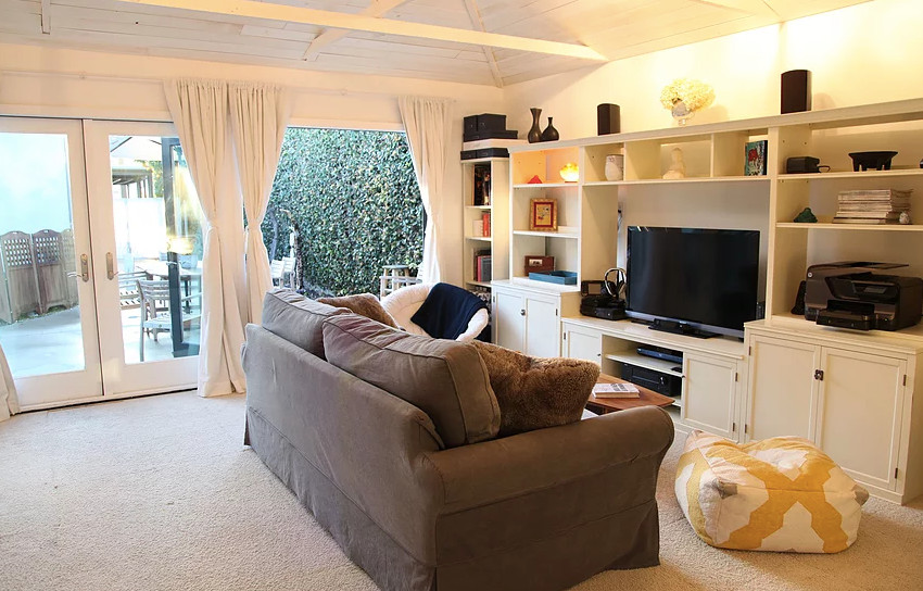 Inspiration pour une salle de séjour marine de taille moyenne et fermée avec un mur blanc, moquette, un téléviseur indépendant et un sol beige.