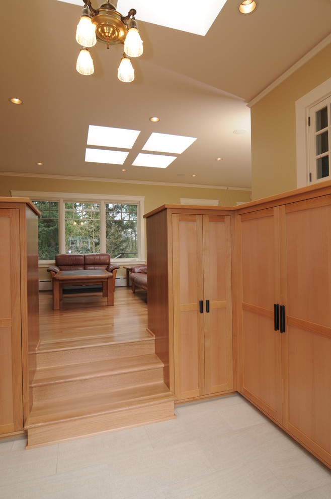 Offenes Modernes Wohnzimmer mit beiger Wandfarbe und hellem Holzboden in Seattle