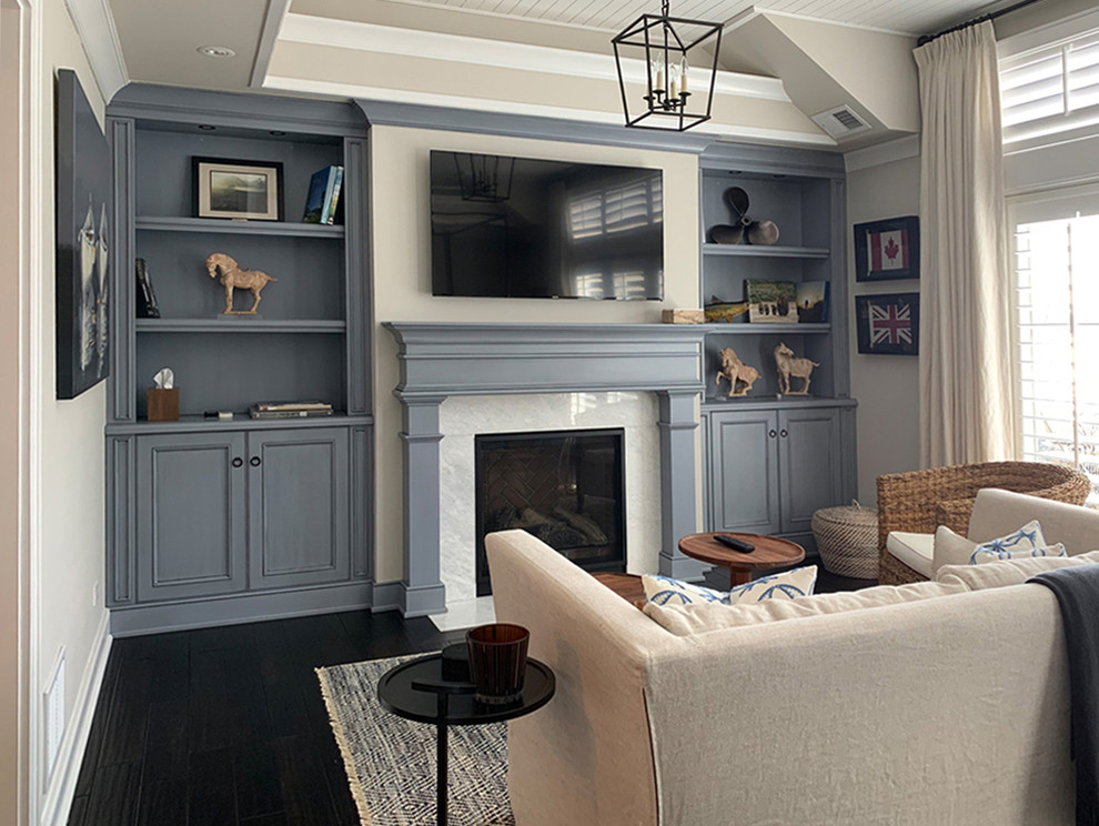 Foto de sala de estar abierta tradicional renovada pequeña con paredes beige, suelo de madera oscura, chimenea lineal, marco de chimenea de piedra y televisor colgado en la pared
