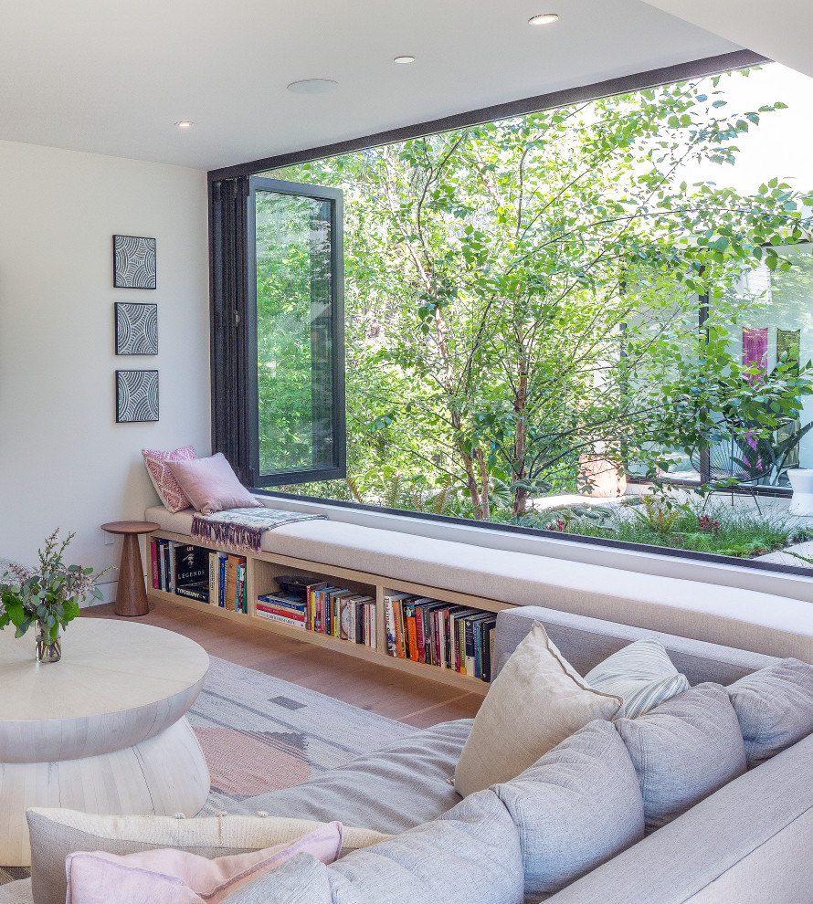 Mittelgroßes, Offenes Modernes Wohnzimmer mit weißer Wandfarbe, hellem Holzboden, TV-Wand und braunem Boden in Los Angeles