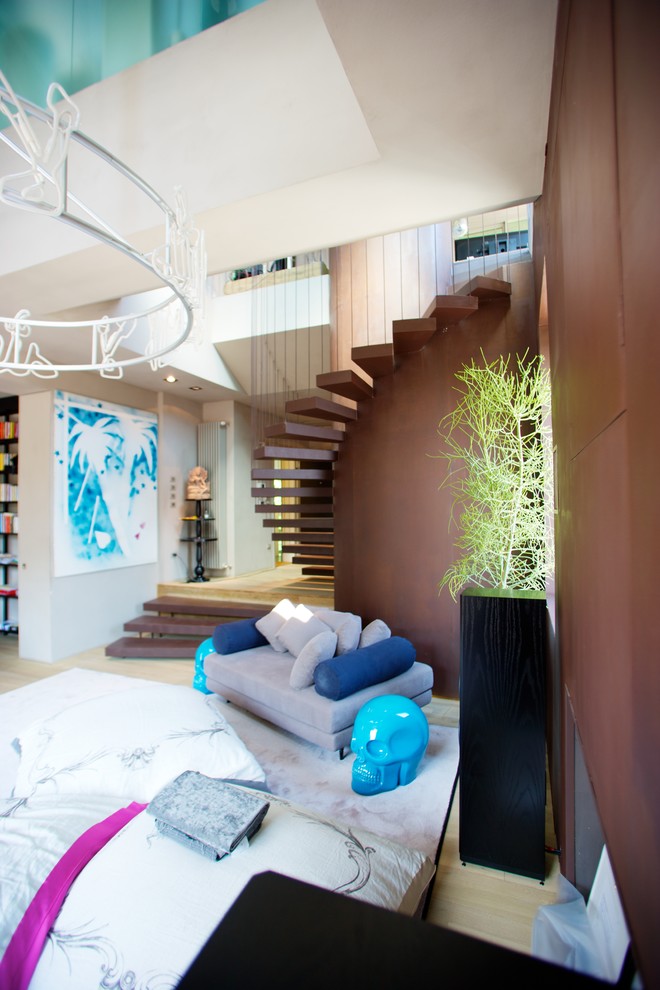 Idee per un soggiorno design di medie dimensioni e stile loft con pareti beige, parquet chiaro, camino classico e cornice del camino in metallo