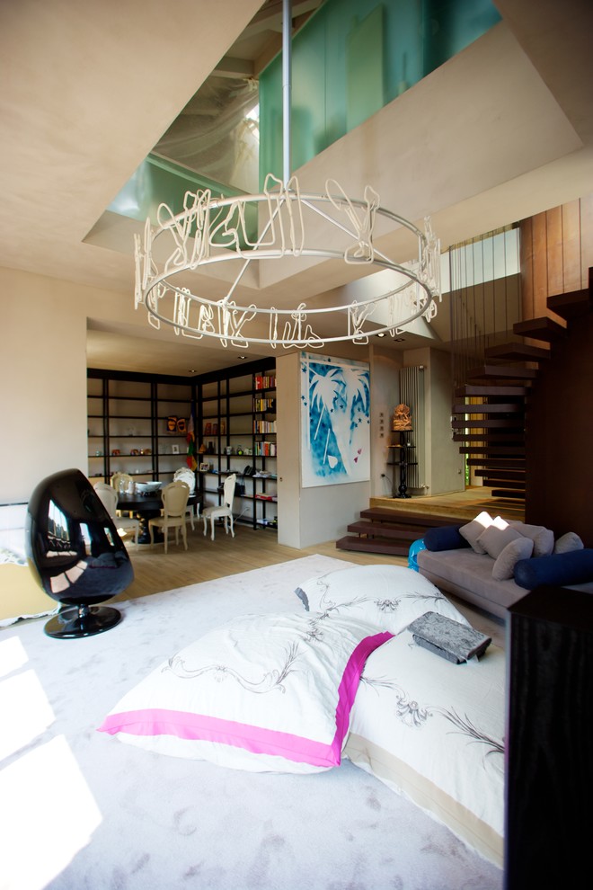 Ejemplo de sala de estar contemporánea de tamaño medio con suelo de madera clara, paredes beige y todas las chimeneas