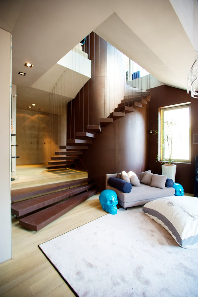 Modelo de sala de estar contemporánea de tamaño medio con suelo de madera clara y paredes marrones