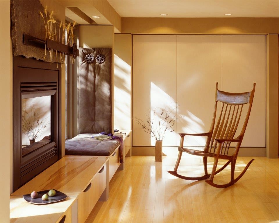 Стильный дизайн: открытая гостиная комната среднего размера в современном стиле с бежевыми стенами, музыкальной комнатой, полом из бамбука, двусторонним камином, фасадом камина из металла и бежевым полом без телевизора - последний тренд