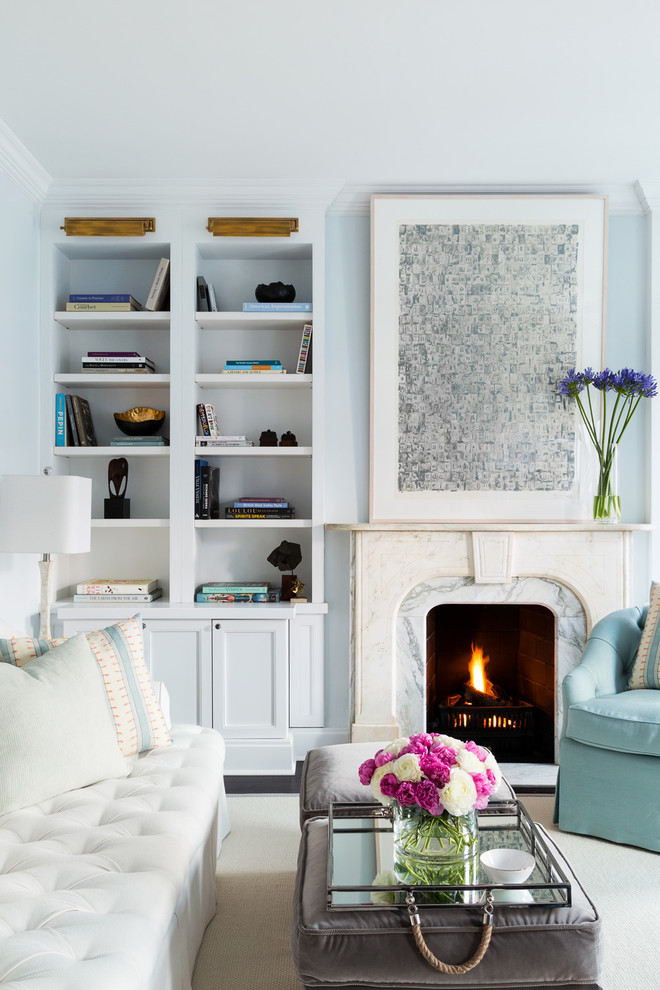 Imagen de sala de estar abierta actual grande con paredes azules, todas las chimeneas, suelo blanco, moqueta y marco de chimenea de baldosas y/o azulejos