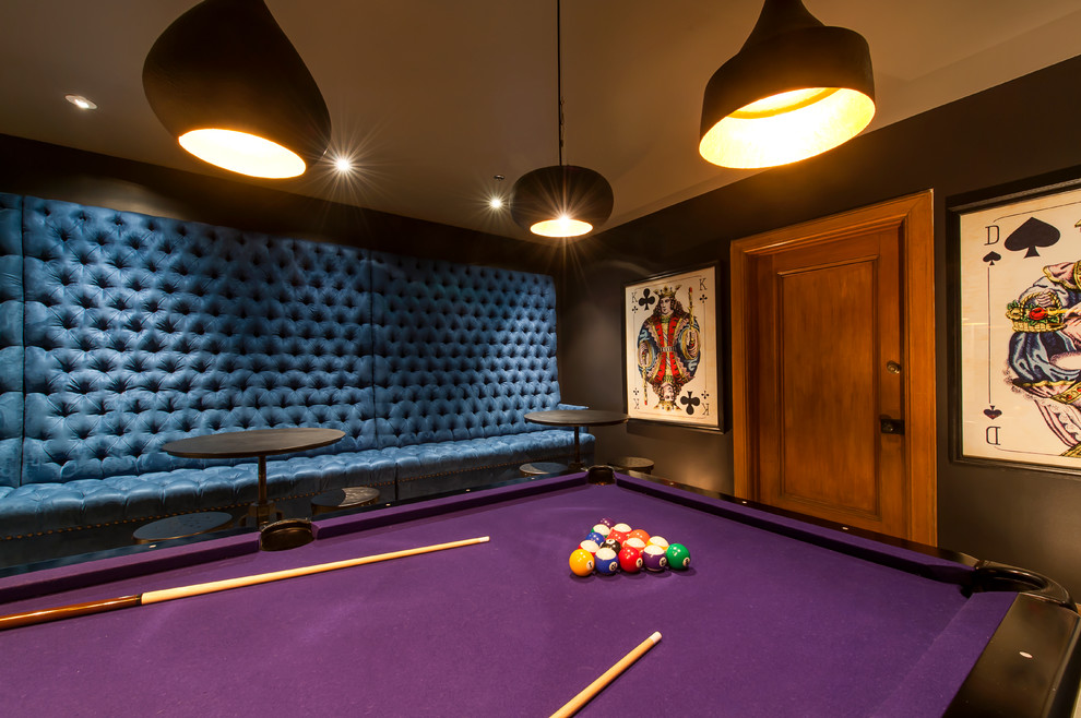 На фото: большая открытая комната для игр в стиле лофт с синими стенами, бетонным полом, телевизором на стене и серым полом