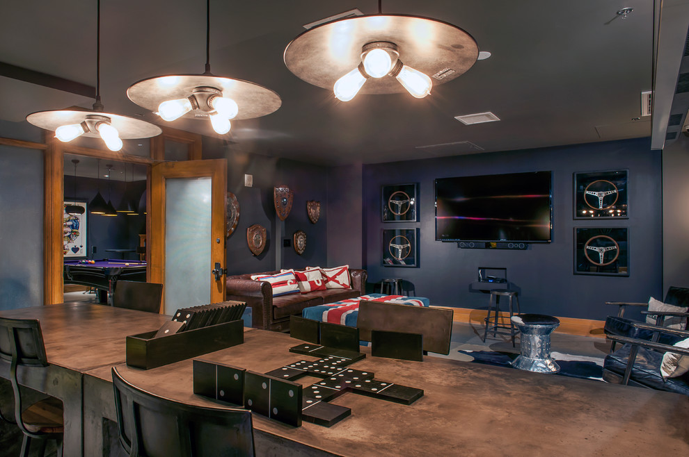 На фото: большая изолированная комната для игр в стиле лофт с синими стенами, бетонным полом, телевизором на стене и серым полом