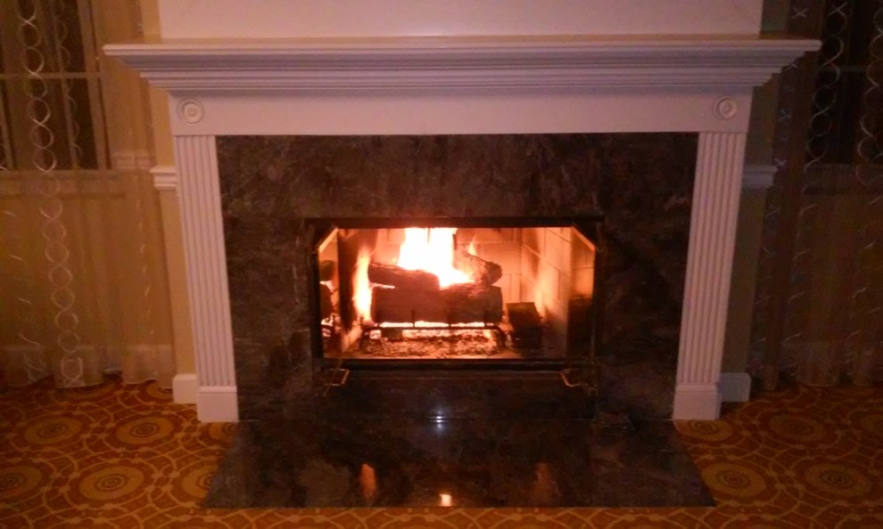 ワシントンD.C.にあるトラディショナルスタイルのおしゃれな独立型ファミリールーム (横長型暖炉、タイルの暖炉まわり) の写真