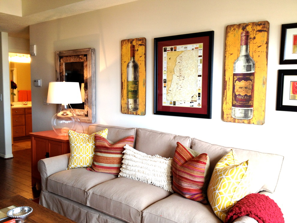 Foto di un soggiorno eclettico di medie dimensioni e aperto con pavimento in legno massello medio e pareti bianche