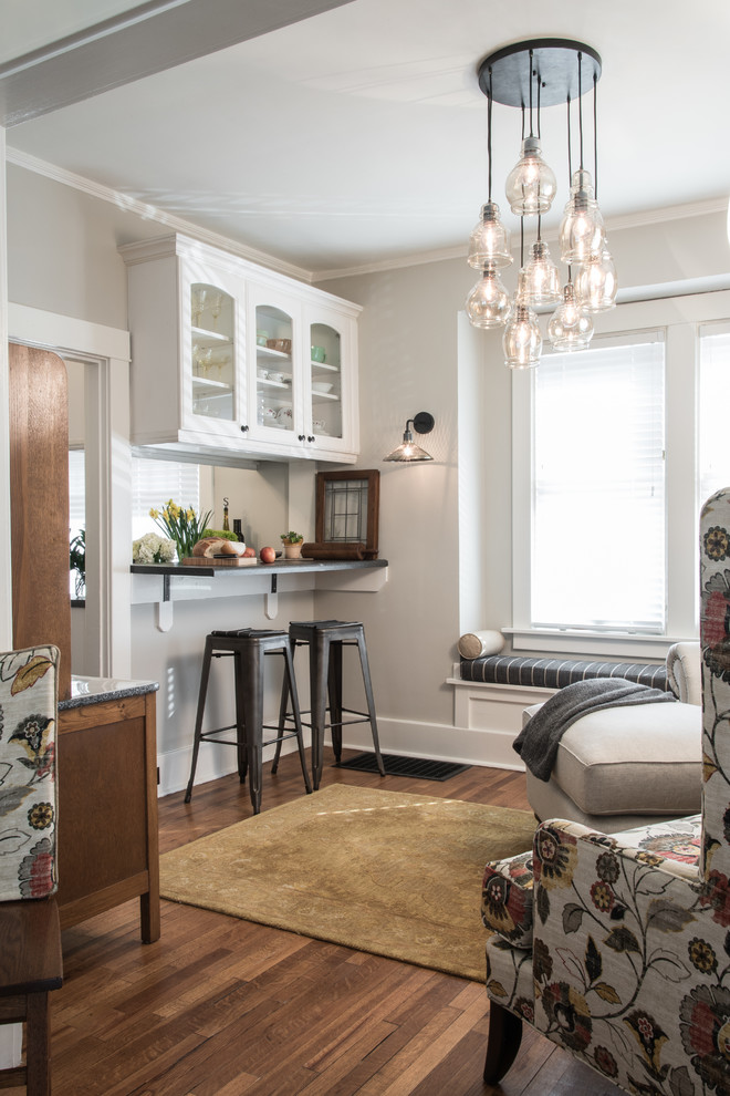 Kleines, Fernseherloses, Offenes Country Wohnzimmer mit grauer Wandfarbe und braunem Holzboden in St. Louis