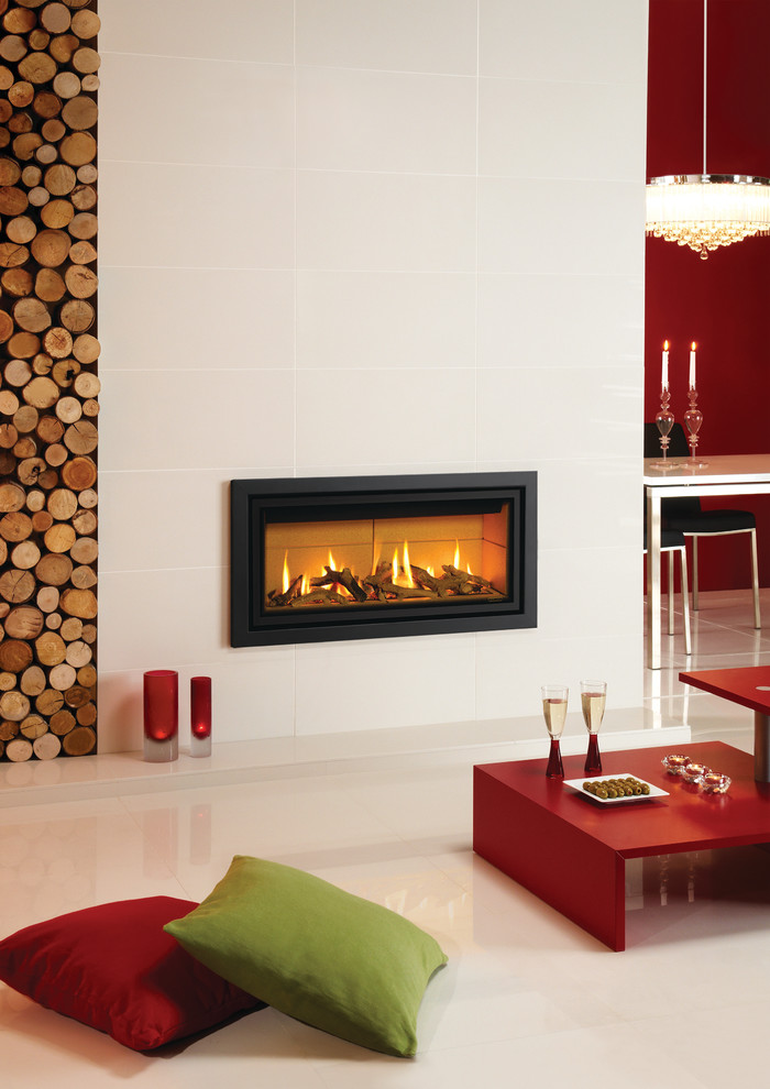 Modelo de sala de estar escandinava sin televisor con paredes rojas, suelo de baldosas de porcelana, chimenea lineal y marco de chimenea de baldosas y/o azulejos