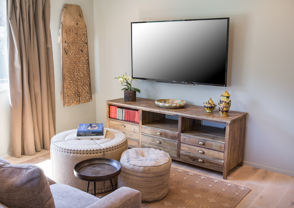 Kleines, Abgetrenntes Landhaus Wohnzimmer mit grauer Wandfarbe, hellem Holzboden und TV-Wand in Sonstige