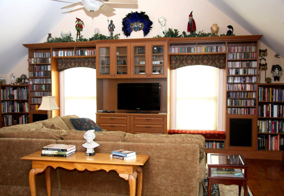Idee per un grande soggiorno chic chiuso con libreria, pavimento in legno massello medio e parete attrezzata