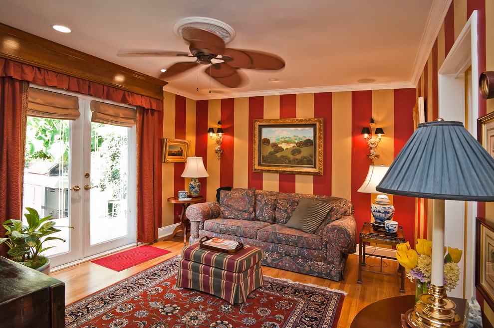 Идея дизайна: изолированная гостиная комната в классическом стиле с разноцветными стенами и паркетным полом среднего тона