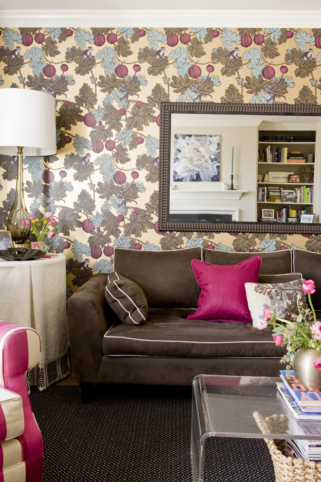 ワシントンD.C.にあるトランジショナルスタイルのおしゃれなファミリールーム (ベージュの壁、茶色いソファ) の写真