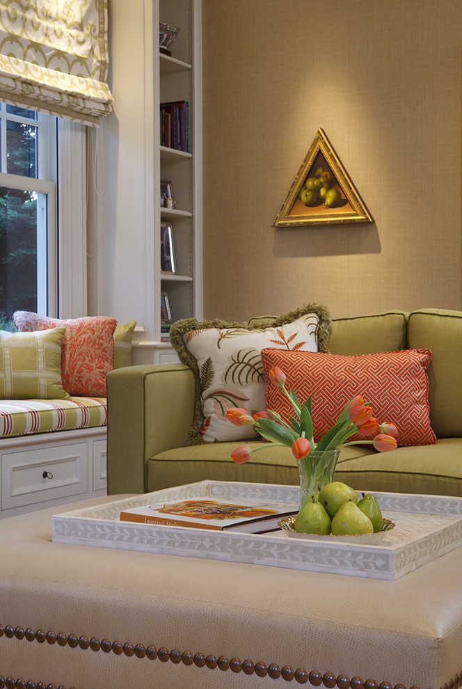 Modelo de sala de estar con biblioteca clásica grande con paredes beige y suelo de madera en tonos medios